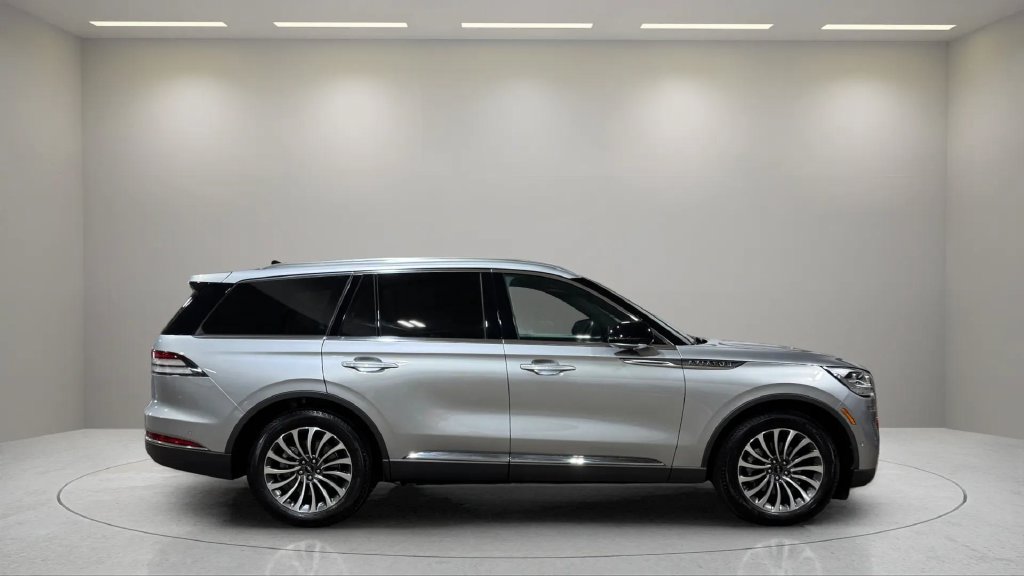 Used 2023 Radiance Metallic Lincoln Reserve image 2