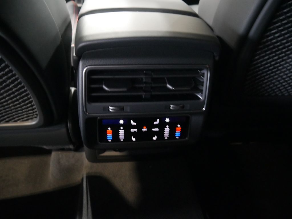 Thumbnail: 2026 Audi Q8 - 25