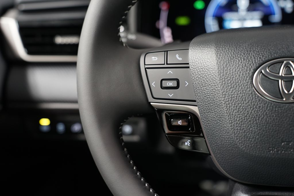 2025 Toyota Camry SE 14