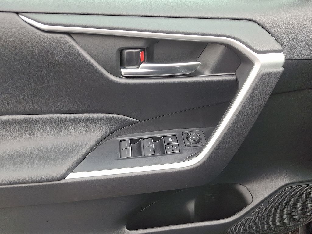 2022 Toyota RAV4 XLE 13