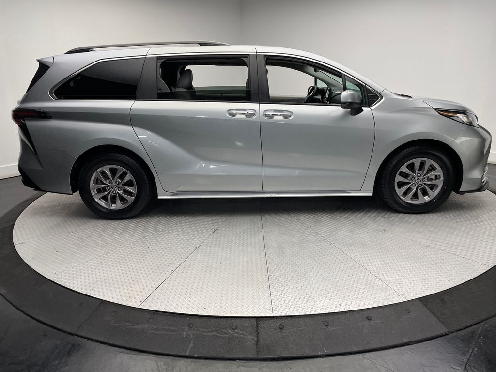 2023 Toyota Sienna XLE 4