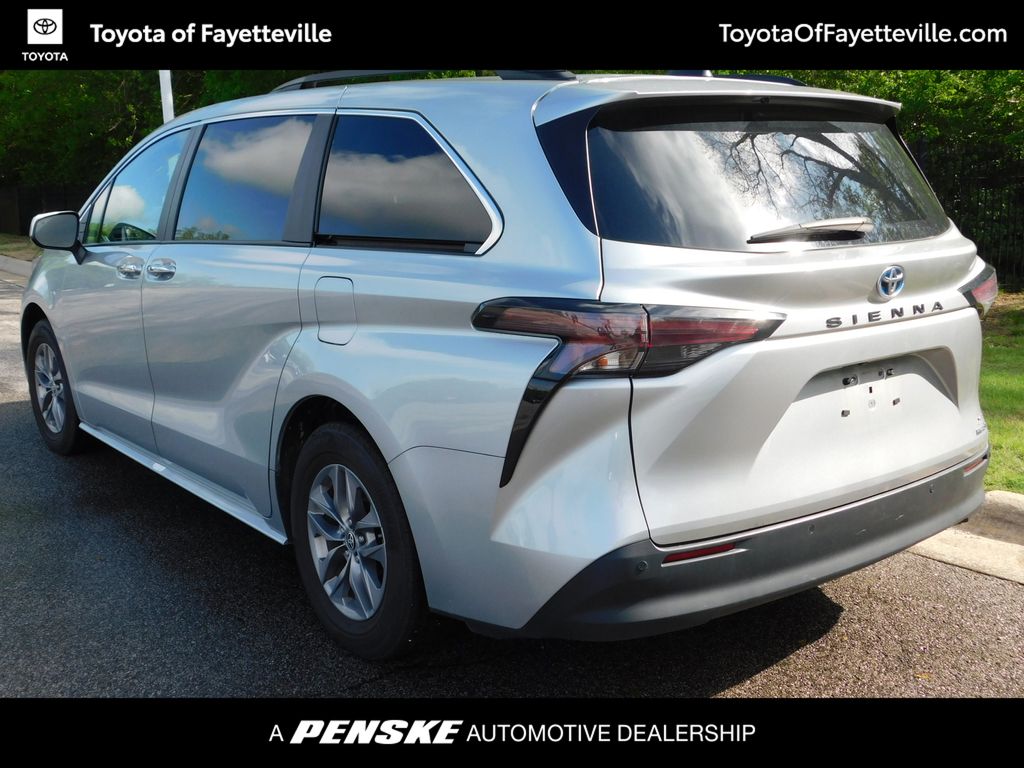 2023 Toyota Sienna XLE 3