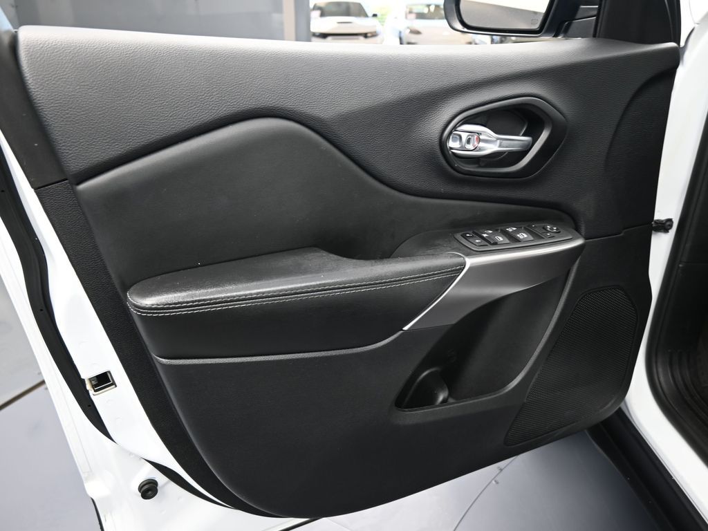 Used 2022 Bright White Clearcoat Jeep Latitude Lux image 16