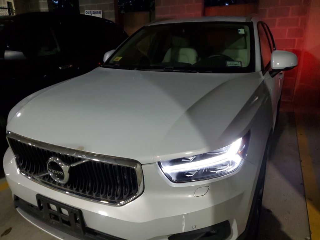 2022 Volvo XC40 Momentum