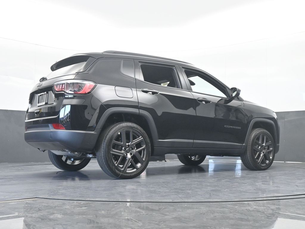 New 2026 diamond black crystal pearlcoat Jeep Latitude image 55