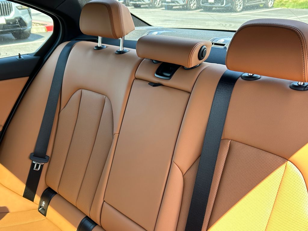 2025 BMW 3 Series 330i 31