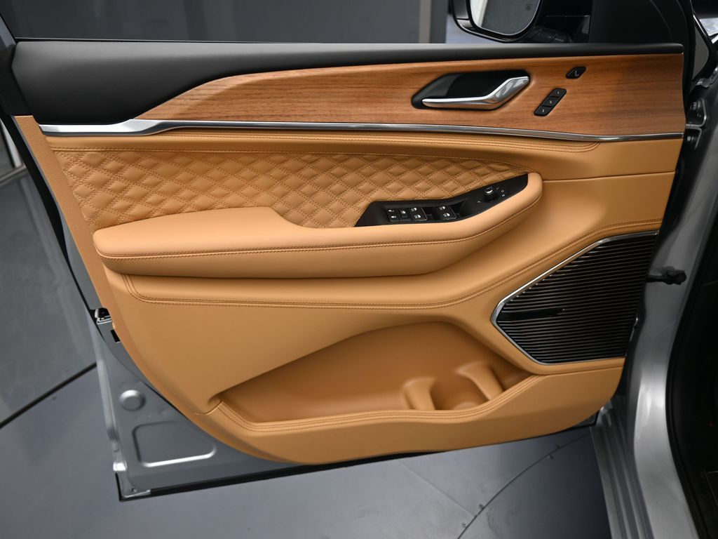 New 2025 Silver Zynith Jeep Summit image 13