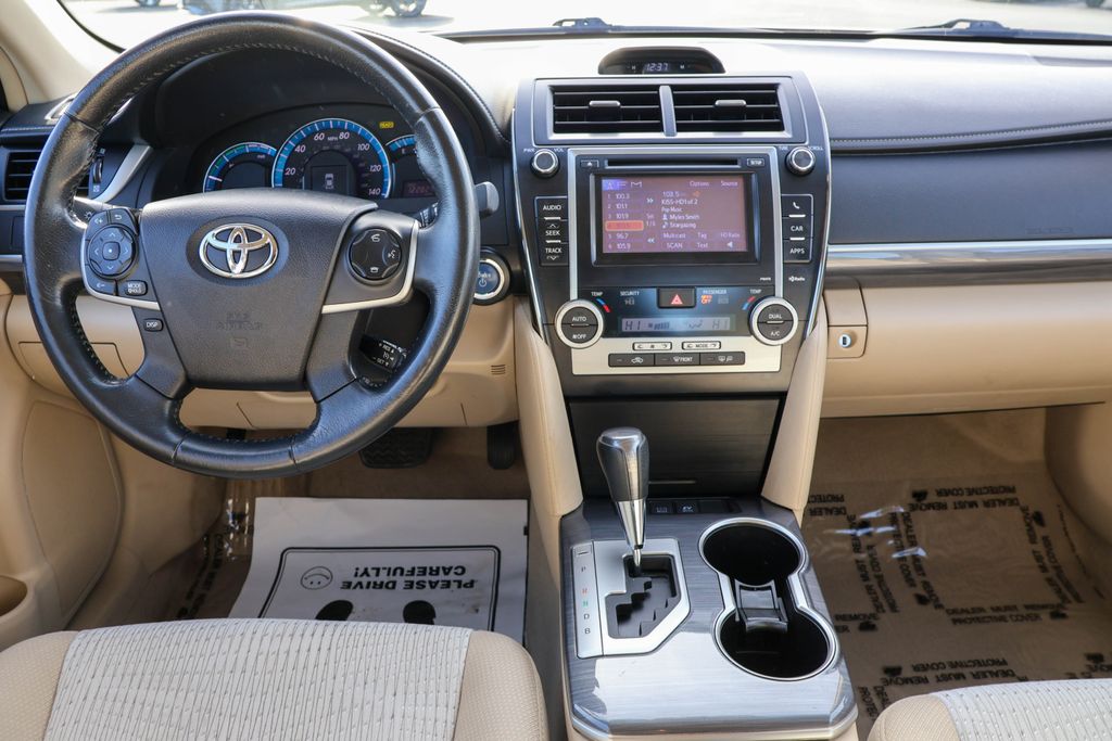 2014 Toyota Camry Hybrid LE 28