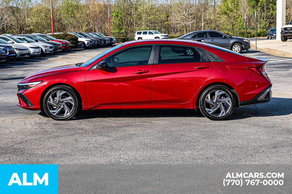 Used 2025 Red Hyundai SEL Sport image 8
