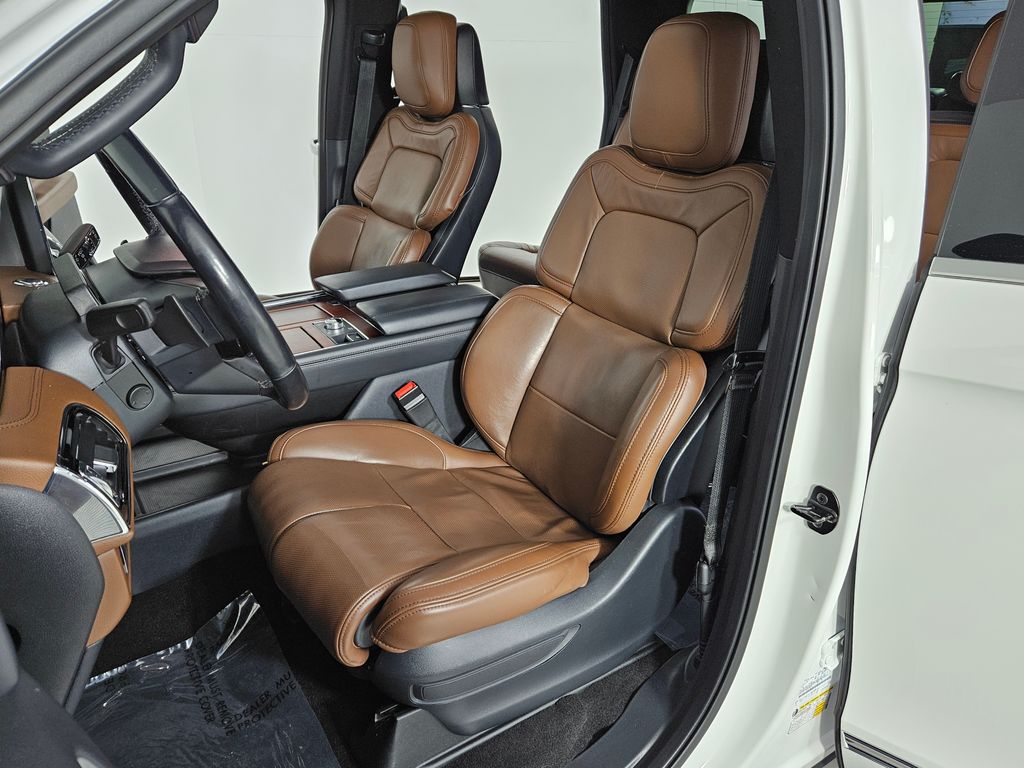 Thumbnail: 2022 Lincoln Navigator - 23