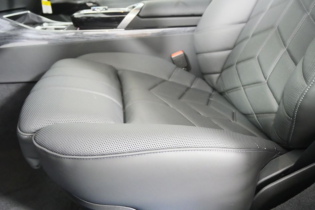 Thumbnail: 2026 BMW i7 - 10