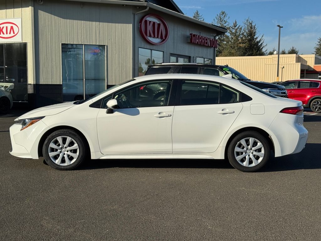 2022 Toyota Corolla LE photo 2
