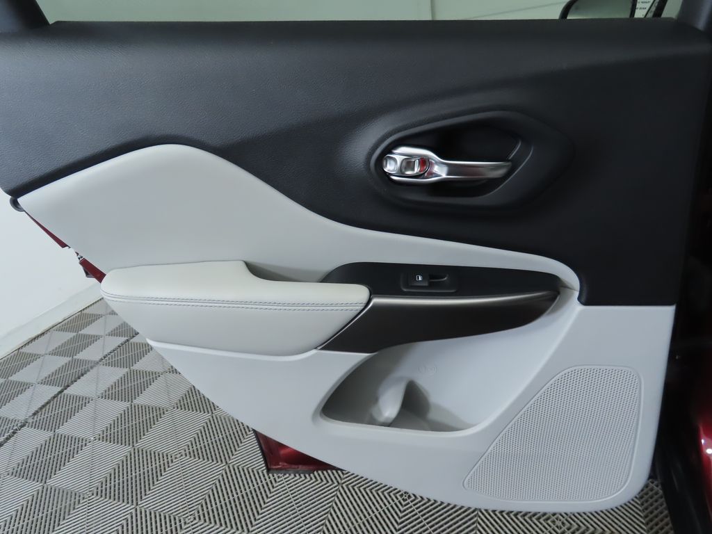 Thumbnail: 2020 Jeep Cherokee - 26