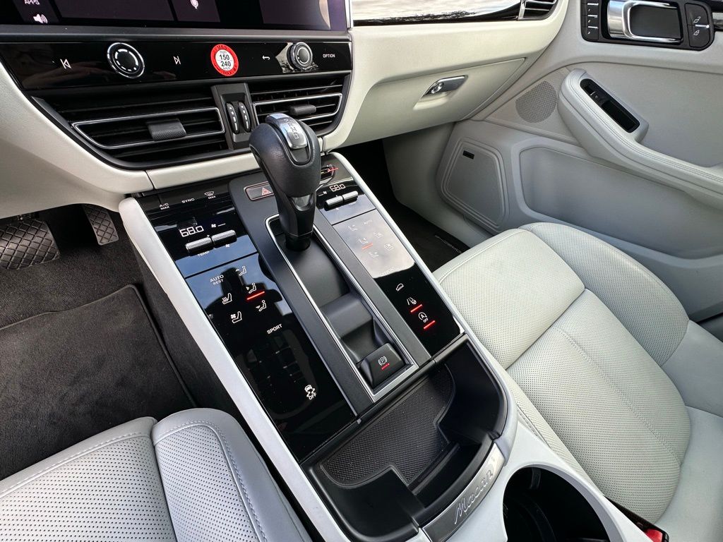 Thumbnail: 2022 Porsche Macan - 30