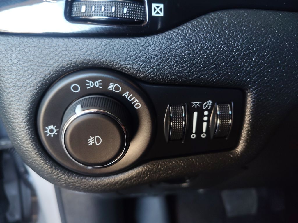 Used Car 2021 Jeep Cherokee  Altitude For Sale Under $25,000 In Austin, Texas