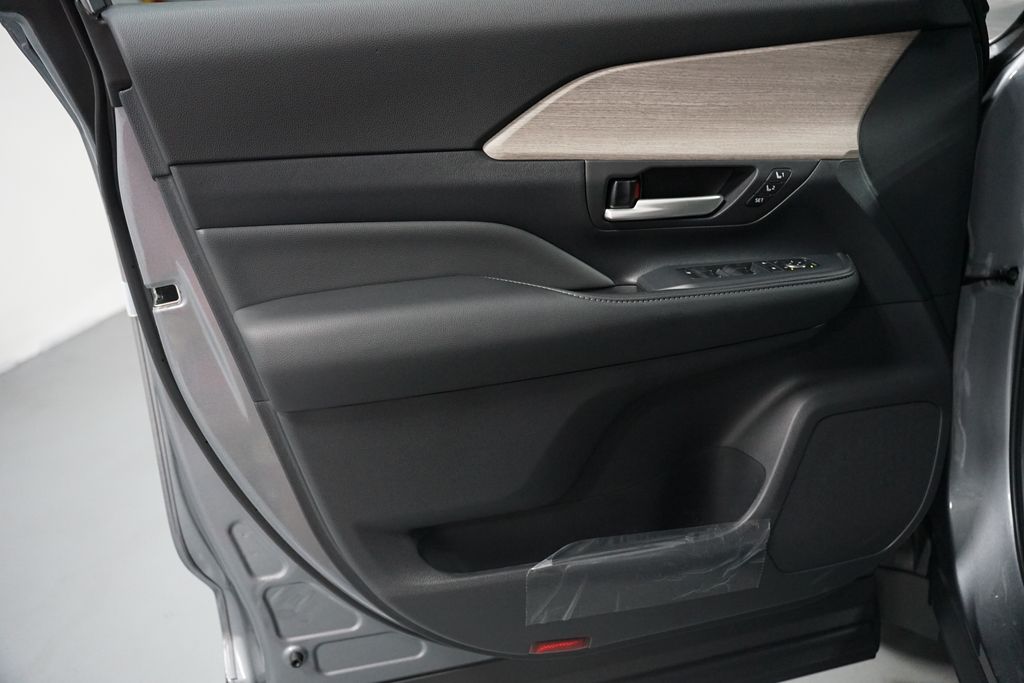 Thumbnail: 2026 Toyota Grand Highlander - 12