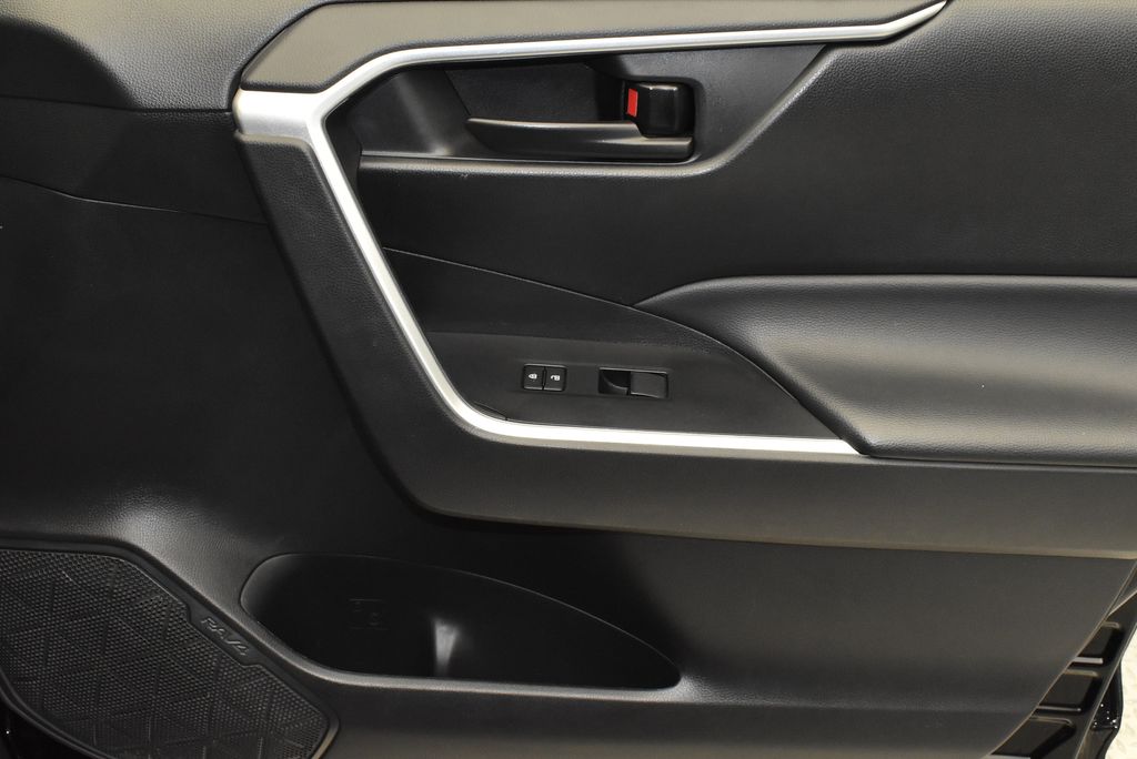 2022 Toyota RAV4 LE 22