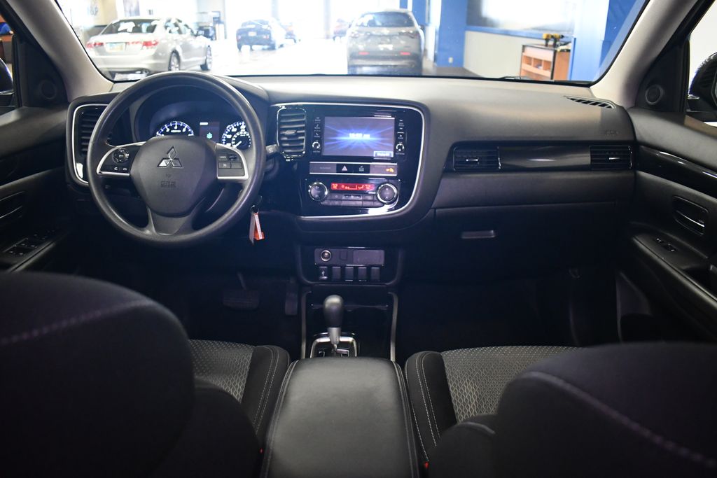 Thumbnail: 2019 Mitsubishi Outlander - 17