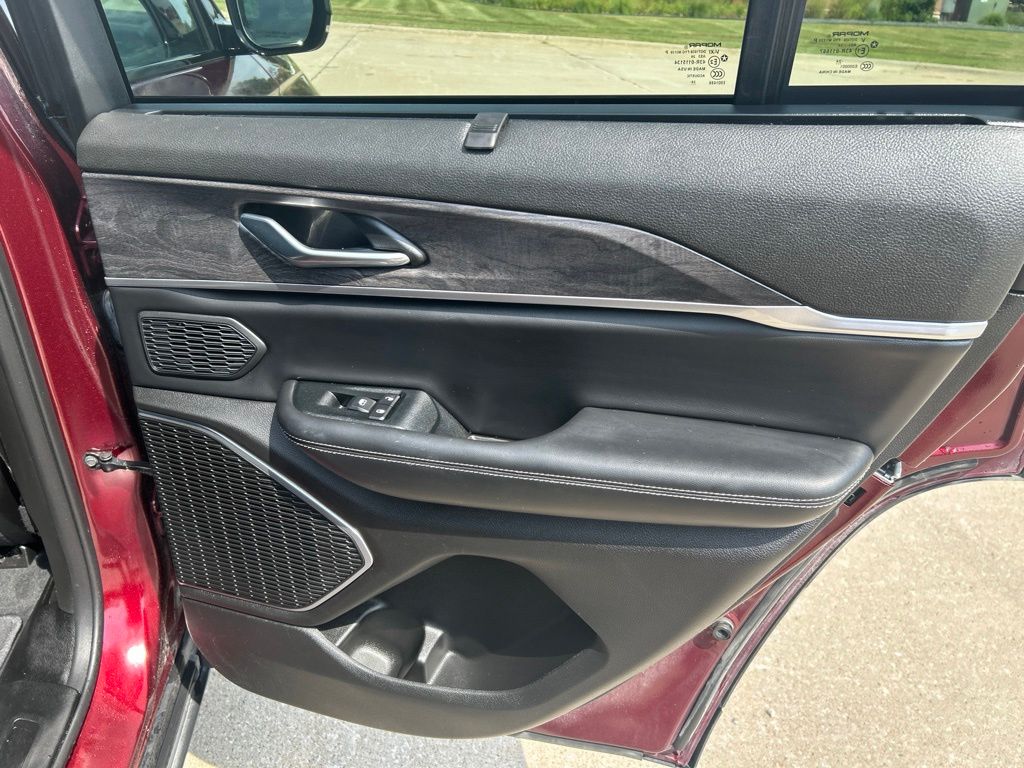 Used 2025 Jeep Grand Cherokee SUV