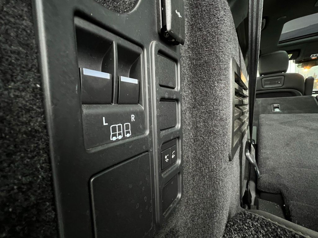 2023 Land Rover Discovery S R-Dynamic photo