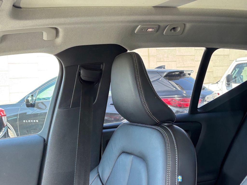 Used Car 2023 Volvo Xc40  B5 Plus Bright Theme For Sale Under $30,000 In Austin, Texas