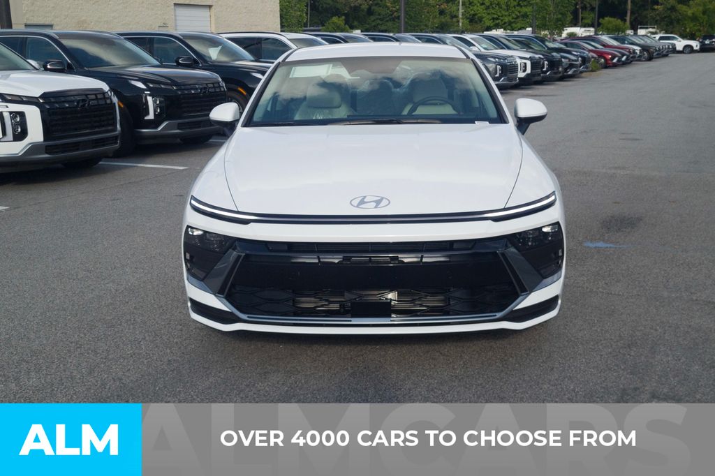 Used 2025 White Hyundai SE image 2