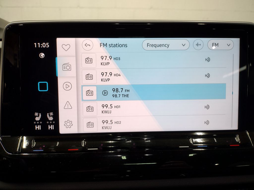 2025 Volkswagen Atlas Cross Sport 2.0T SE w/Technology