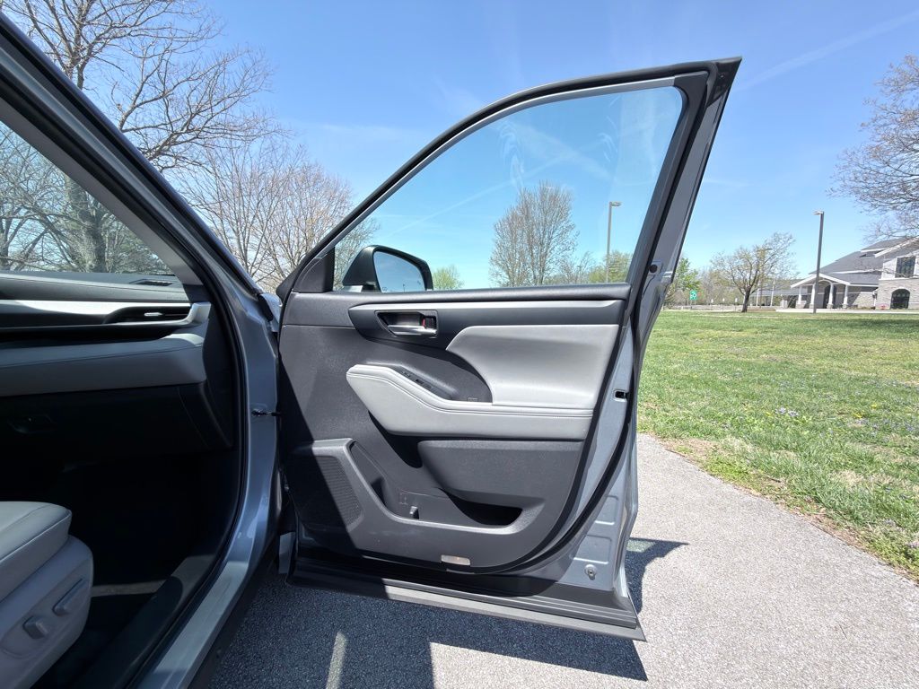 2022 Toyota Highlander XLE - Photo 29