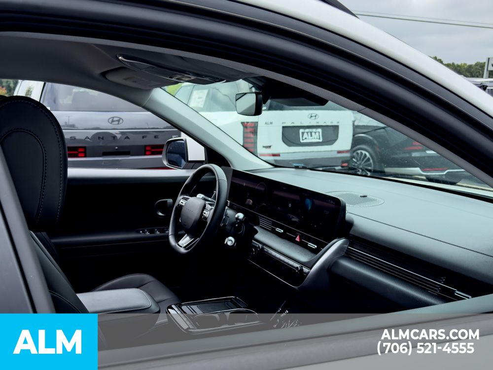 Used 2025 White Hyundai SEL image 15