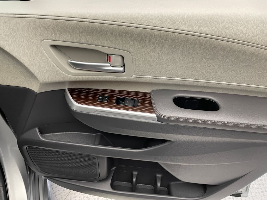 Thumbnail: 2023 Toyota Sienna - 18