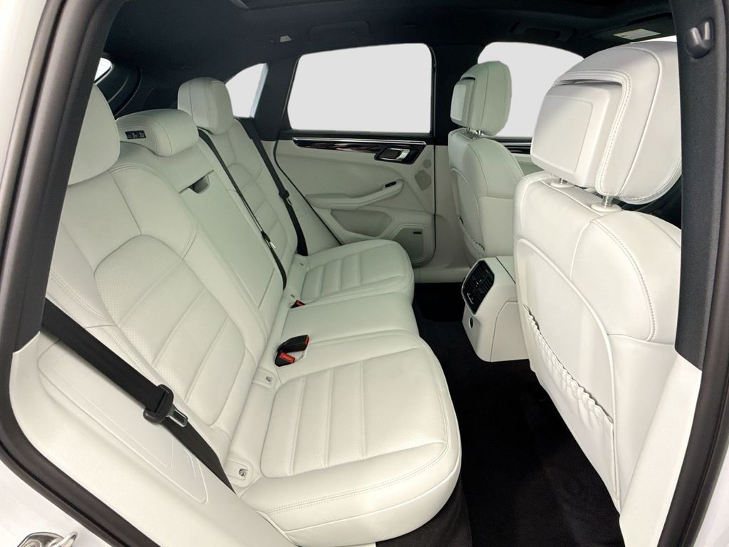Thumbnail: 2026 Porsche Macan - 23