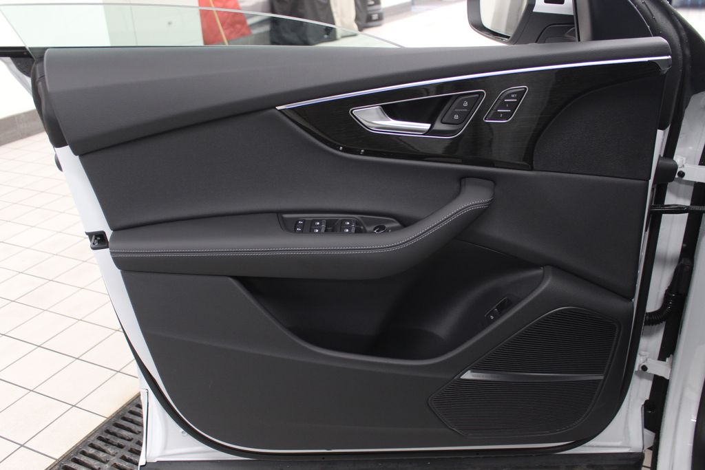 Thumbnail: 2026 Audi Q8 - 15