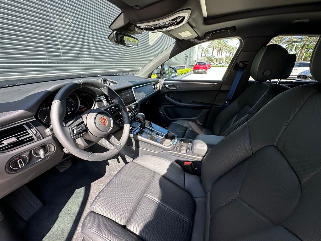 Thumbnail: 2025 Porsche Macan - 4