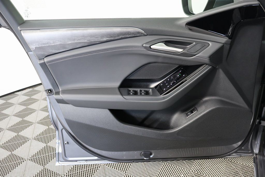 Thumbnail: 2025 Audi e-tron S - 12