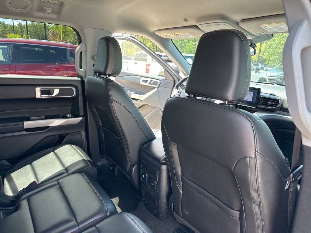 2024 Silver Metallic Ford Explorer XLT RWD SUV