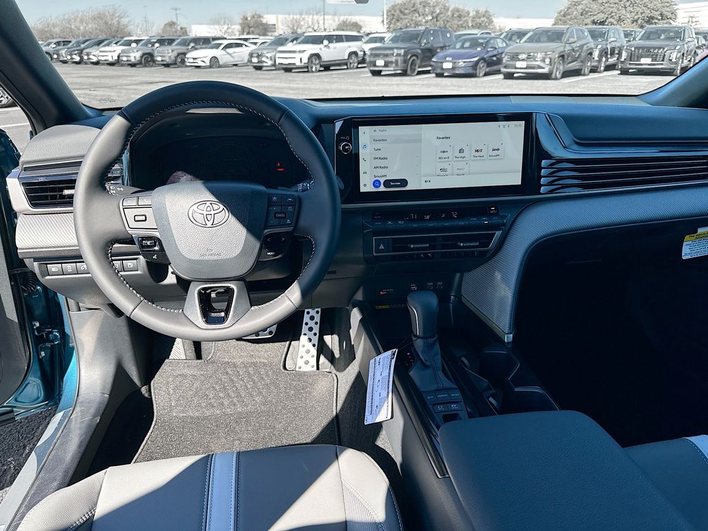 2025 Toyota Camry SE 18