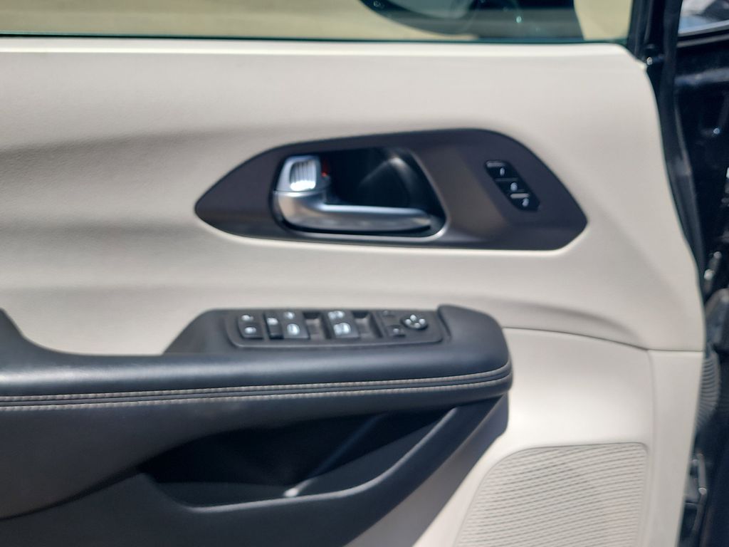 2024 Chrysler Pacifica Touring L photo