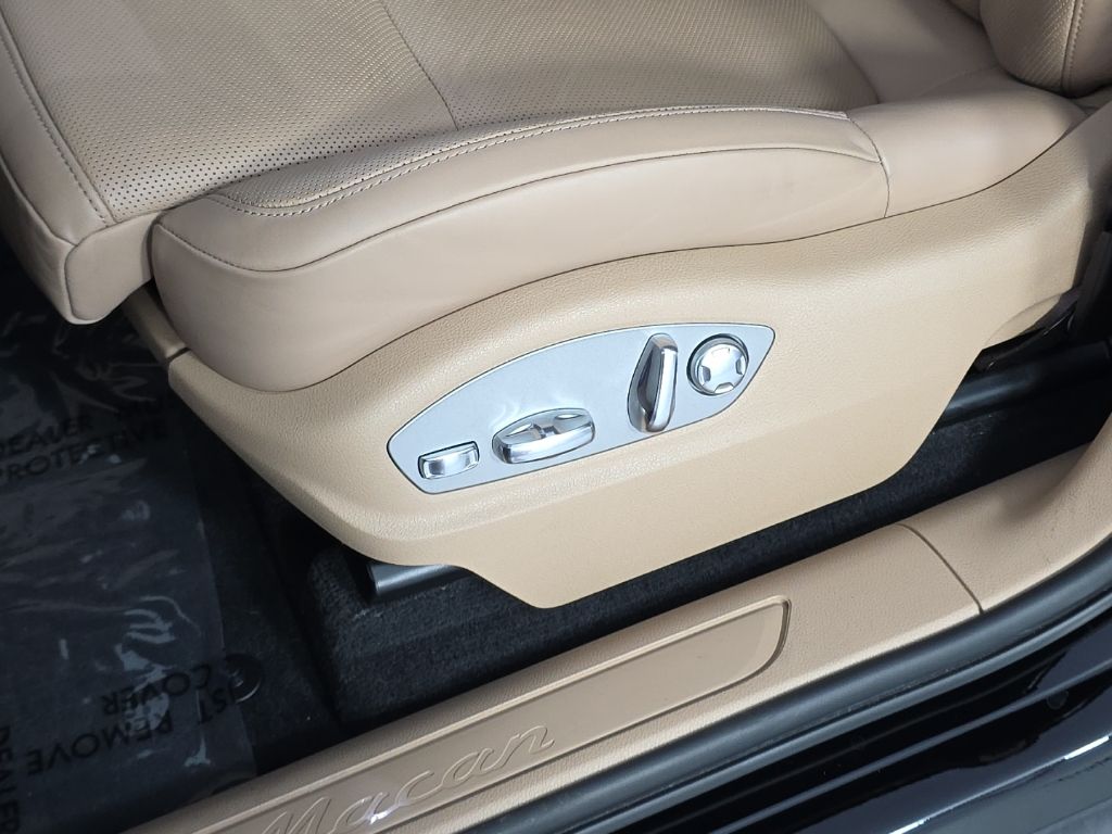 Thumbnail: 2023 Porsche Macan - 25