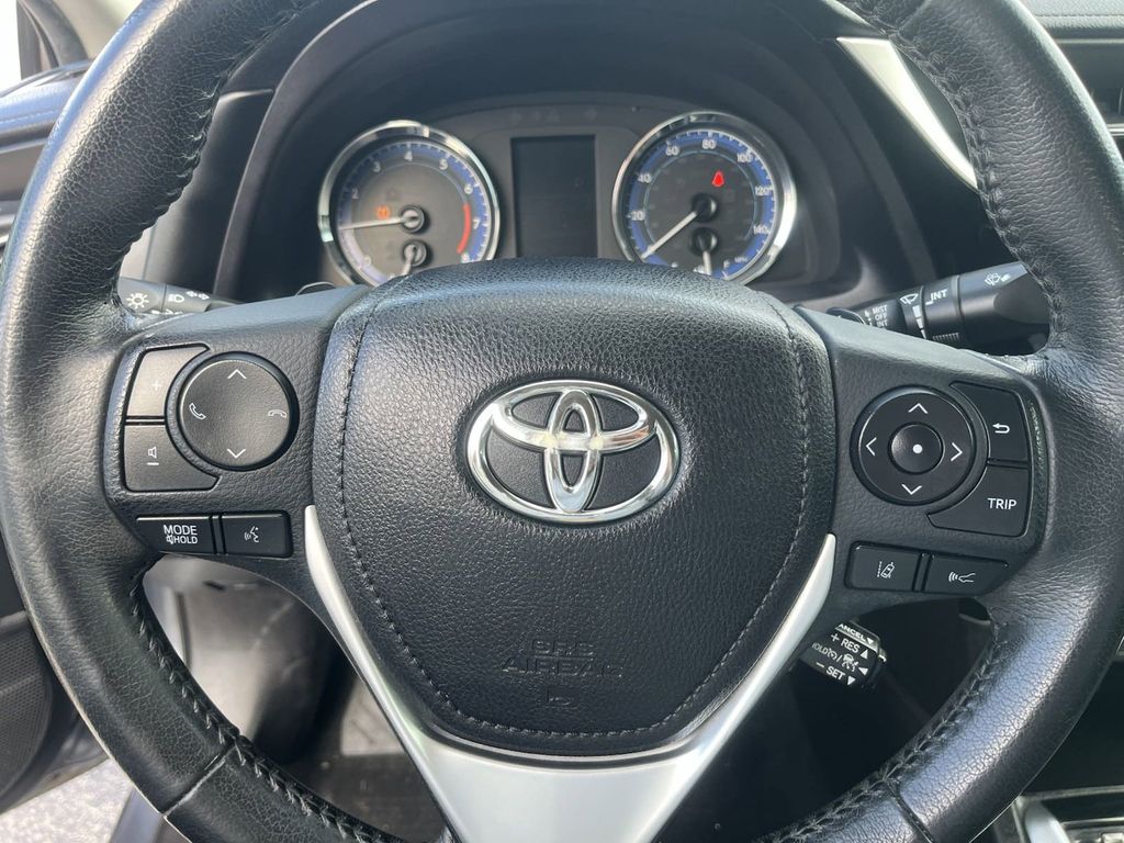 2019 Toyota Corolla XLE 27