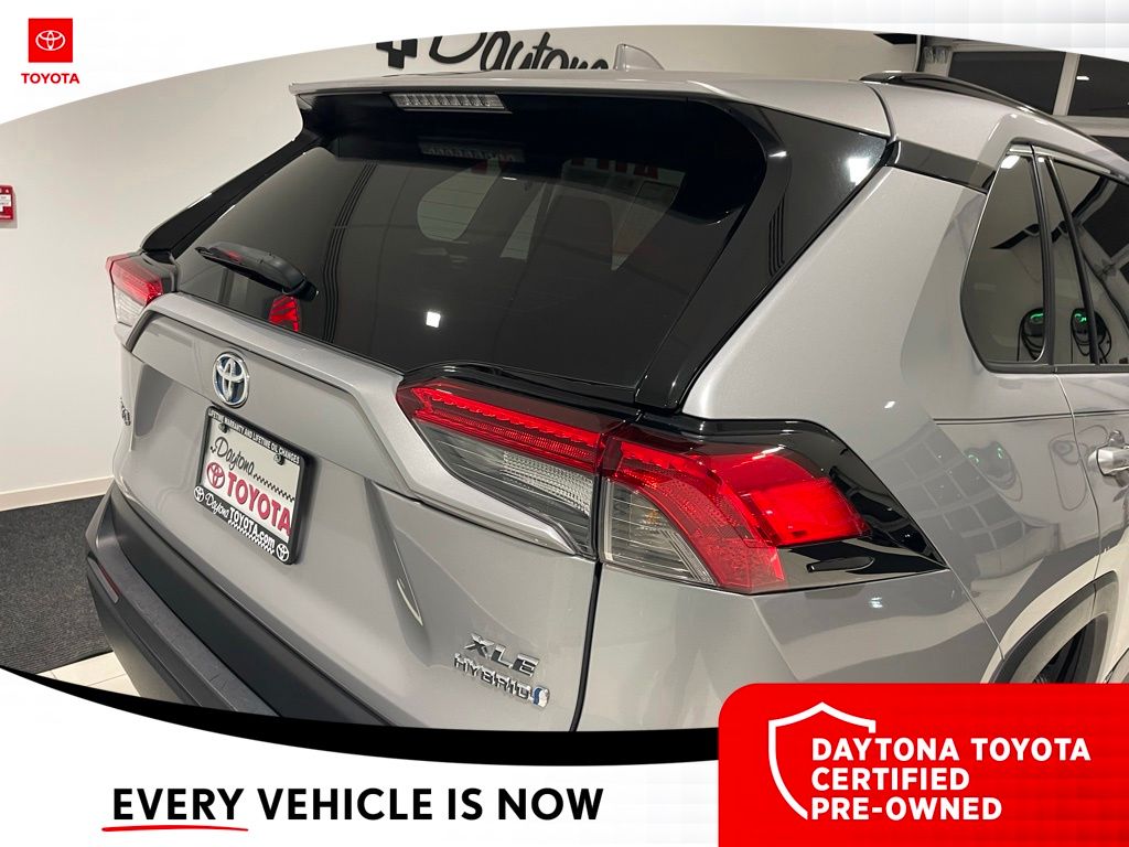 2022 Toyota RAV4 XLE - Photo 9