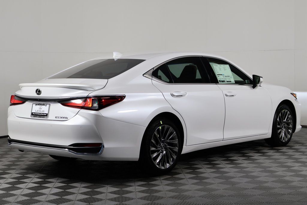 2025 Lexus ES Hybrid 300h Luxury 2