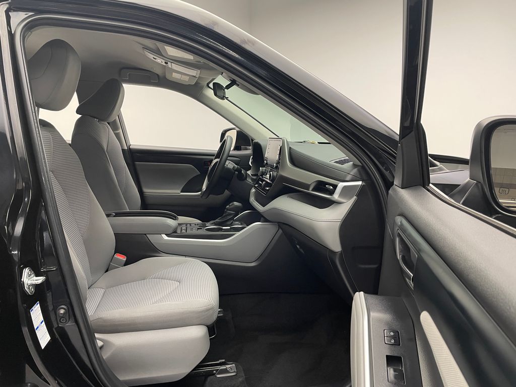 2022 Toyota Highlander L 17
