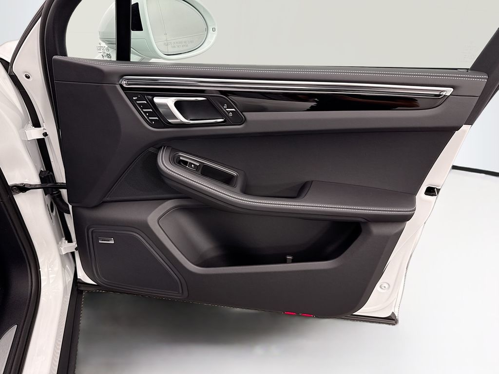 Thumbnail: 2026 Porsche Macan - 26