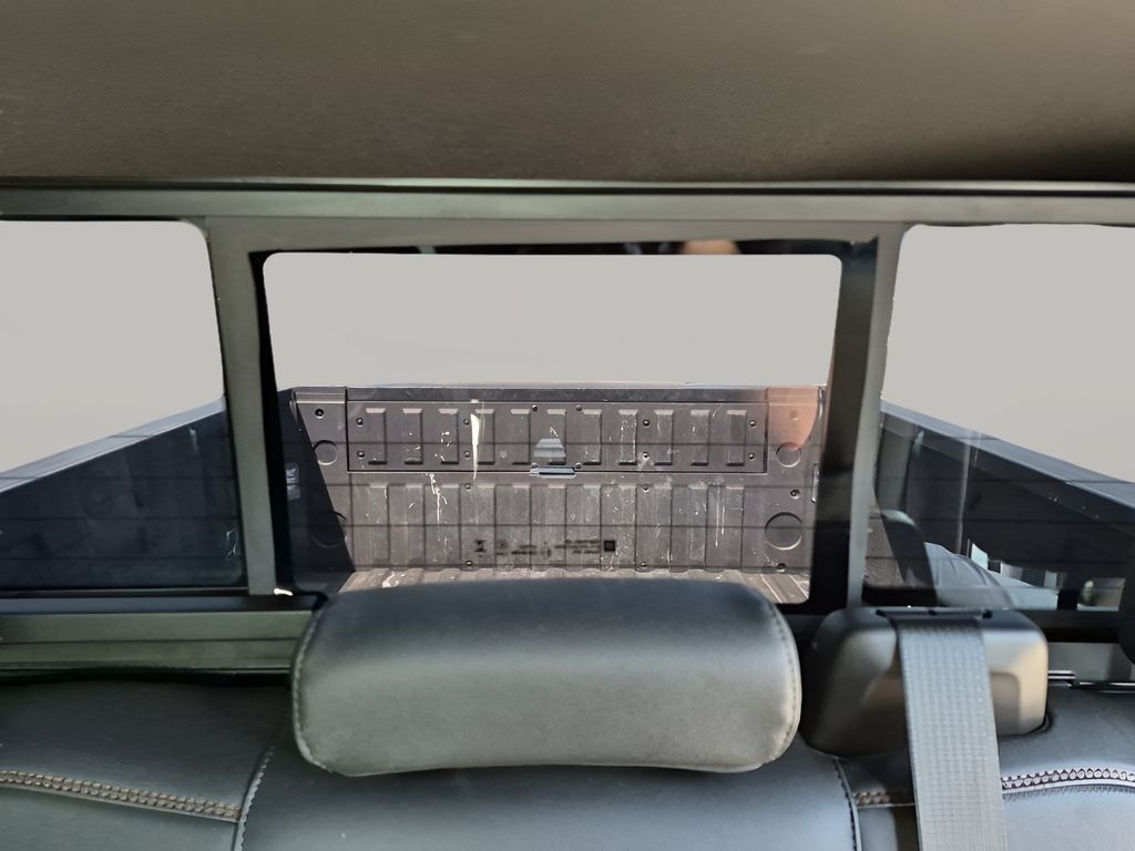 Used 2025 White GMC AT4 image 25