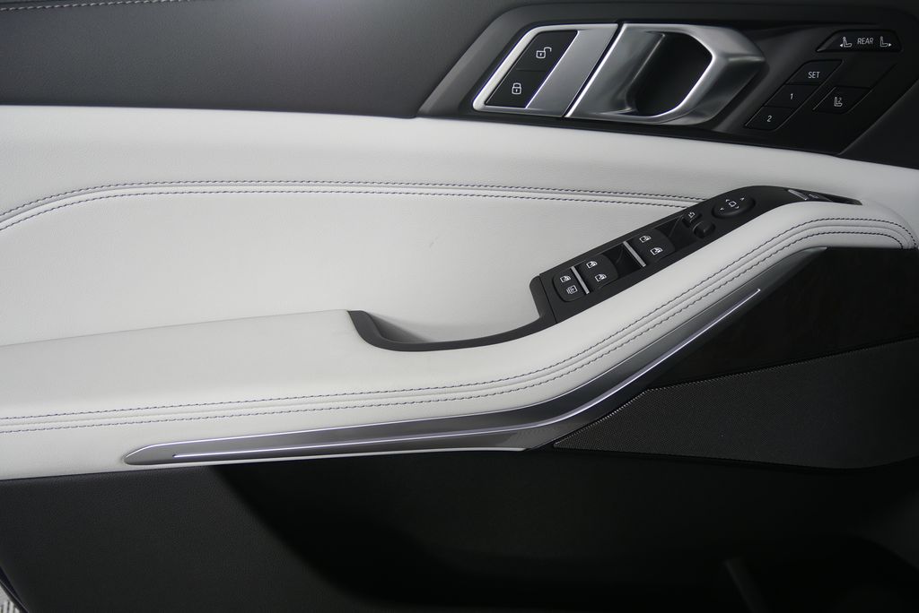Thumbnail: 2026 BMW X7 - 9