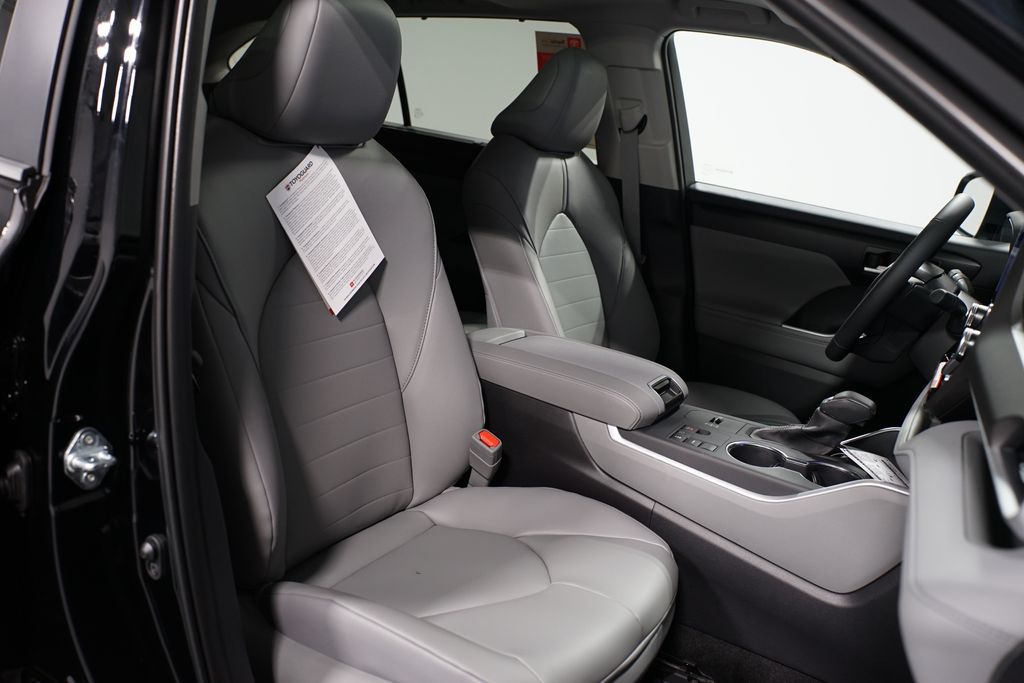 Thumbnail: 2025 Toyota Highlander - 28