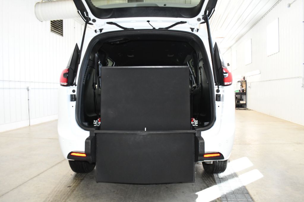 Used 2026 White Chrysler Select image 8