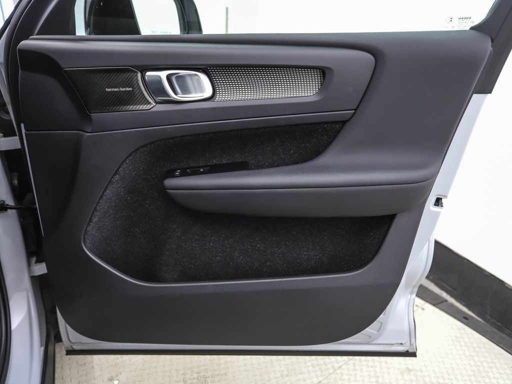 Thumbnail: 2021 Volvo XC40 - 29