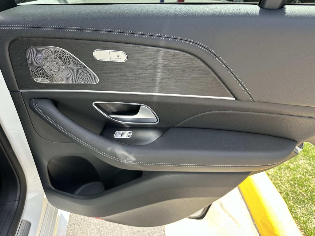 Thumbnail: 2026 Mercedes-Benz GLE - 13