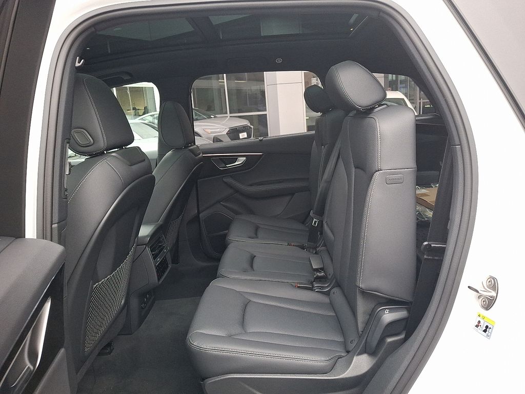 Thumbnail: 2026 Audi Q7 - 9